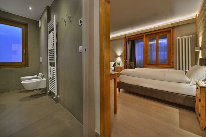 Room 7 of 77