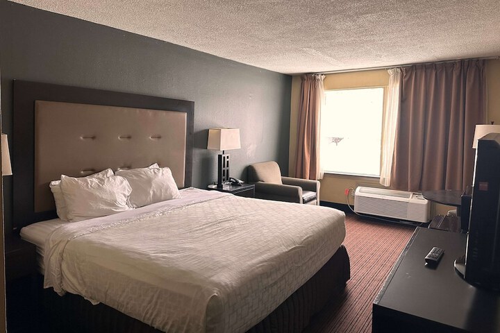 1 King Bed (9 of 9)