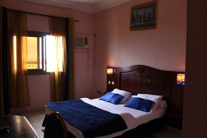 Room 4 of 10