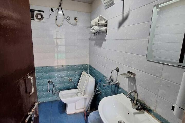 Room 9 of 28