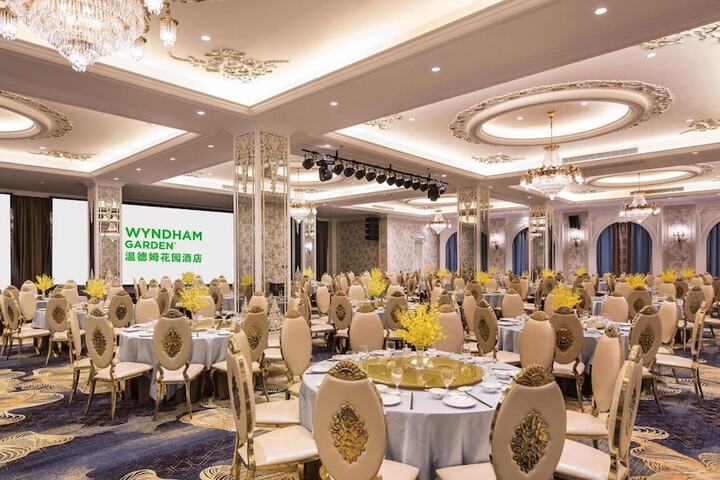 Ballroom/Hall 44 of 52
