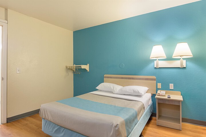 1 Queen Bed (1 of 3)