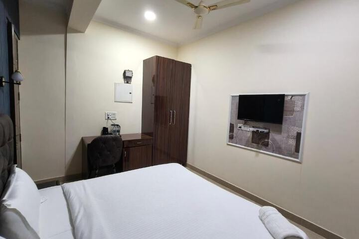 Room 11 of 34