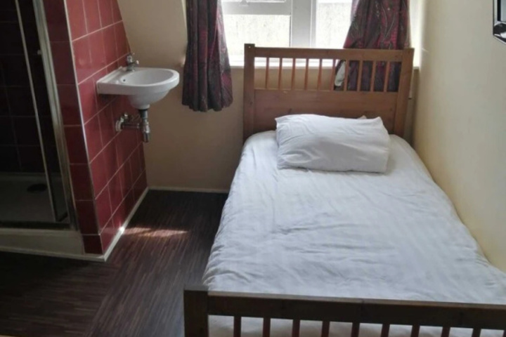 Room 4 of 12