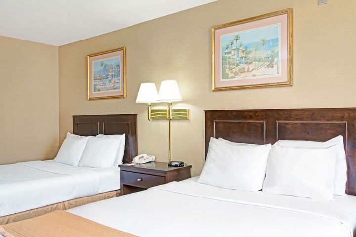 2 Queen Beds (6 of 7)