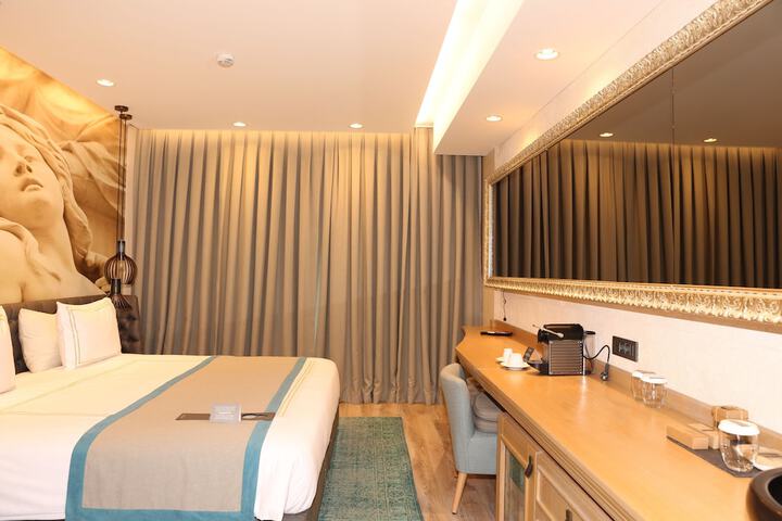 Room 4 of 32