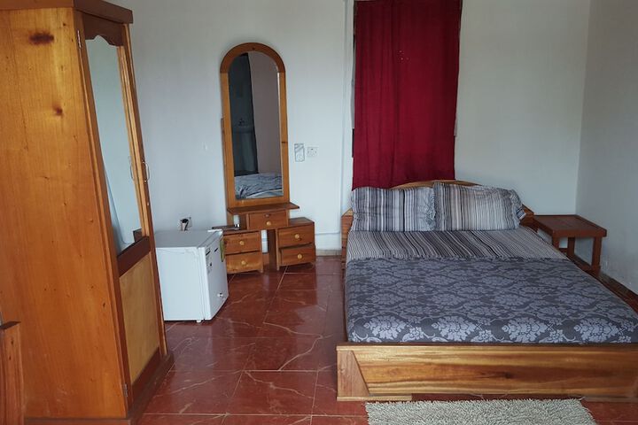 Room 4 of 8