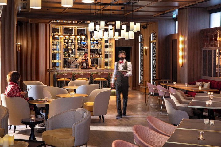 Lounge 142 of 167