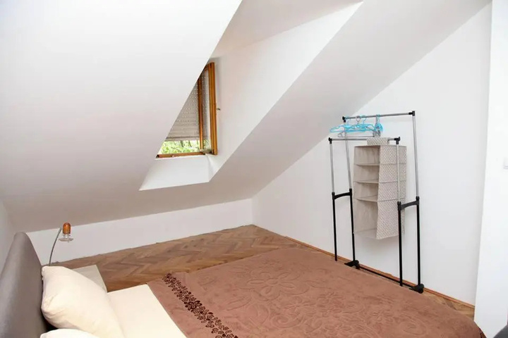 Room 4 of 12
