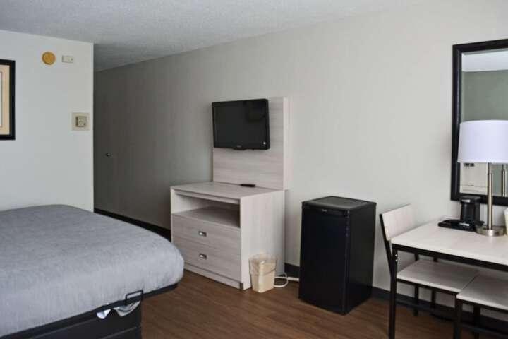 1 King Bed (12 of 14)