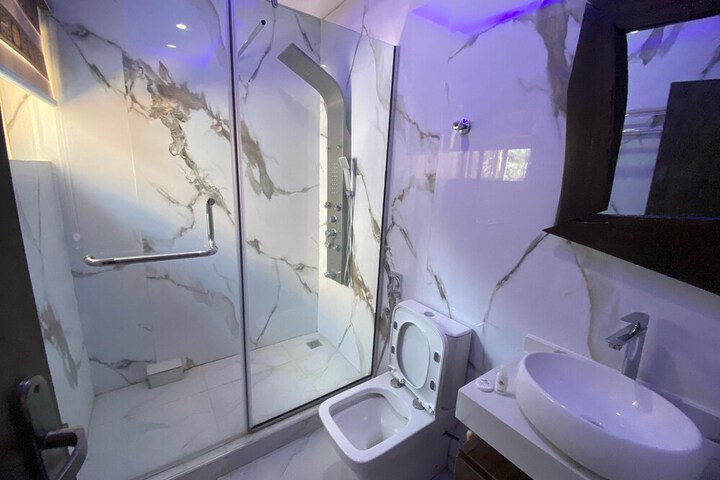Room 15 of 28