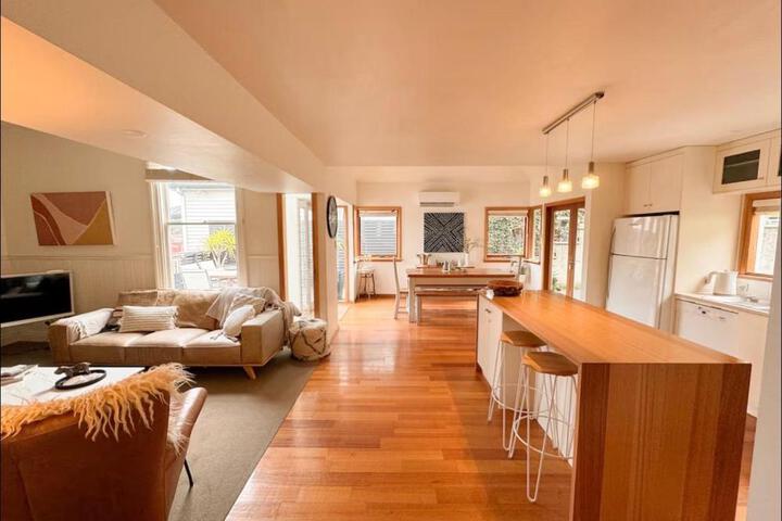 Best Location in Hobart! Luxury 4 bedroom with stunning views