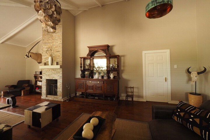 Lounge 33 of 51