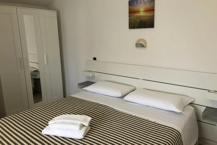 Room 6 of 18