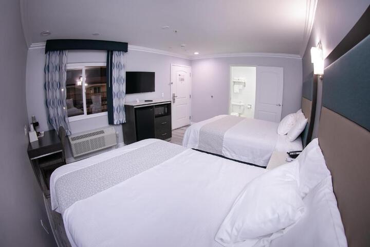 1 Queen Bed (12 of 17)