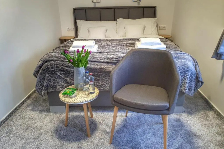 Room 4 of 25