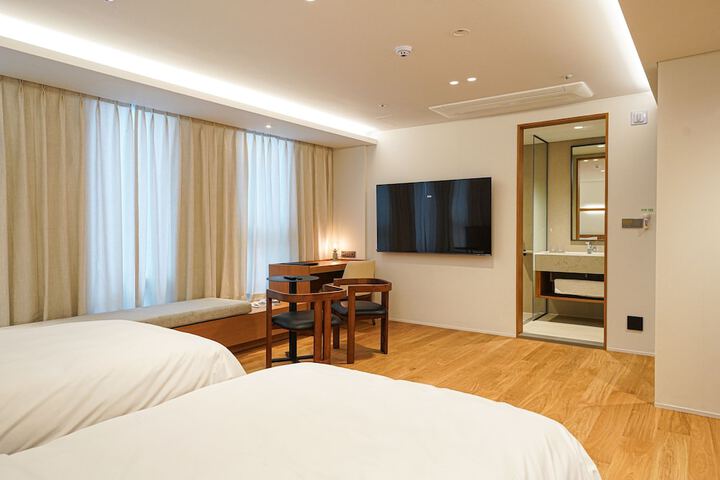 Room 10 of 76