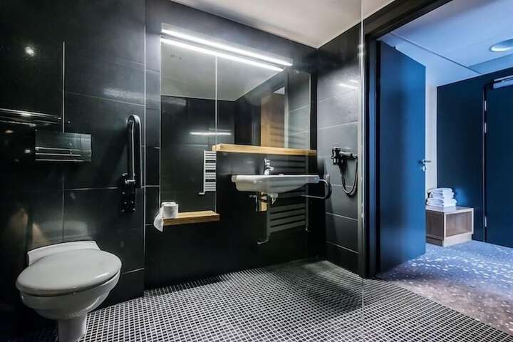 Room 21 of 35