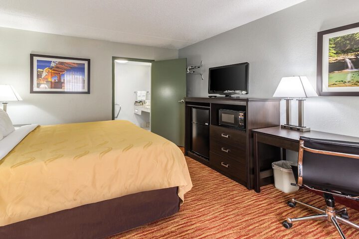 1 King Bed (4 of 7)
