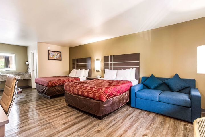 2 Queen Beds (16 of 21)