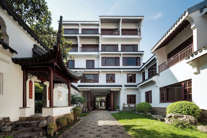Hotel Exterior 119 of 165