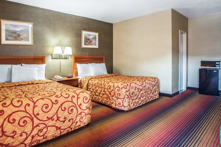 2 Queen Beds (10 of 15)