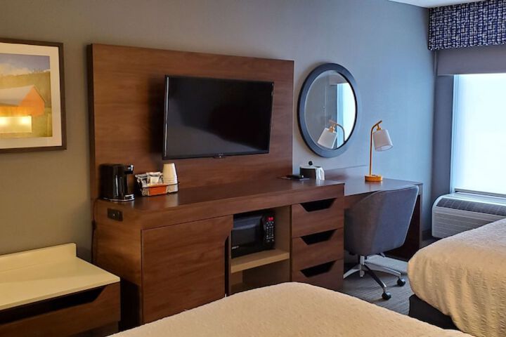 2 Queen Beds (11 of 13)