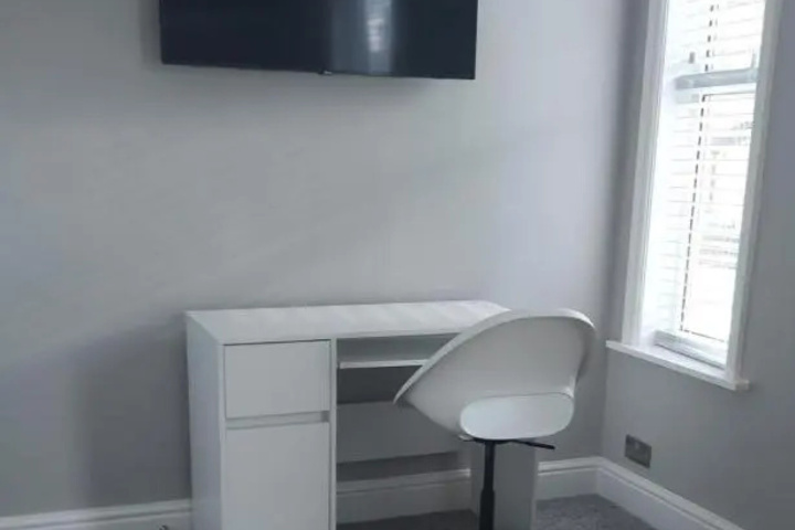 Room 5 of 9