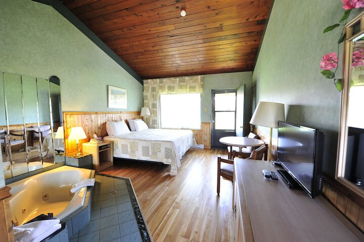 Superior Room 1 King Bed Jetted Tub Pool View Hardwood Floors (1 of 8)
