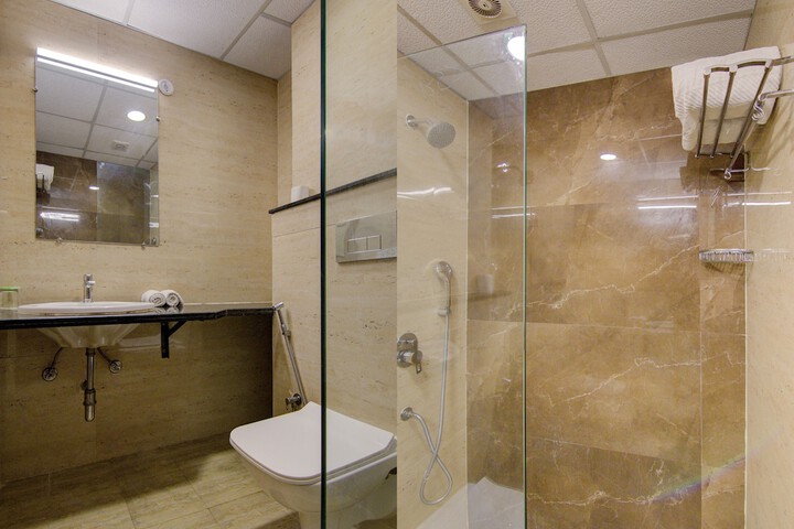 Room 21 of 38