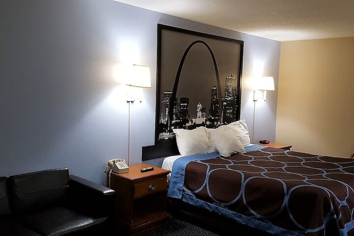 1 Queen Bed (2 of 18)