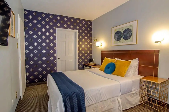 Room 3 of 8