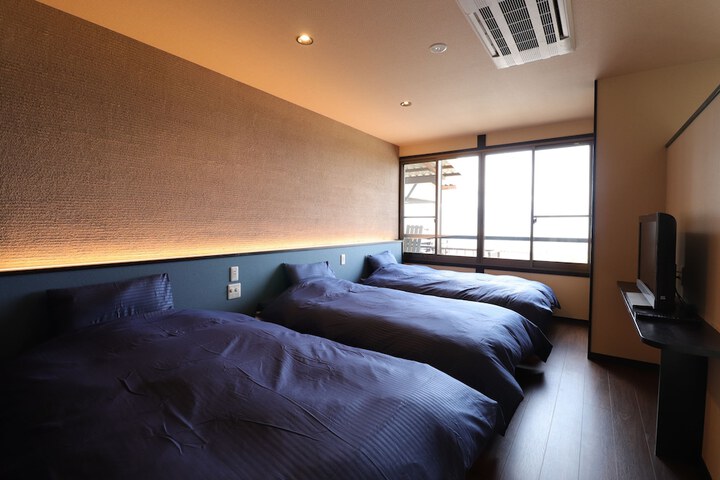 Room 27 of 107