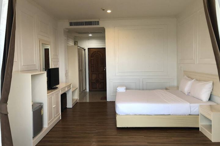 Room 5 of 32