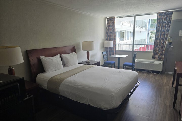 1 King Bed (2 of 13)