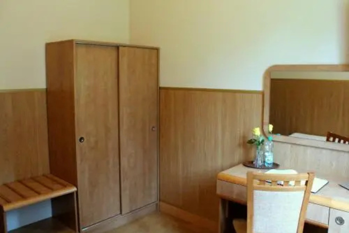 Room 2 of 6