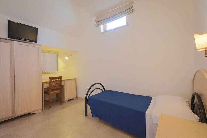 Room 16 of 37