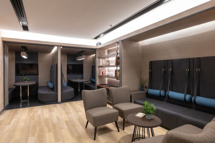 Lounge 107 of 128