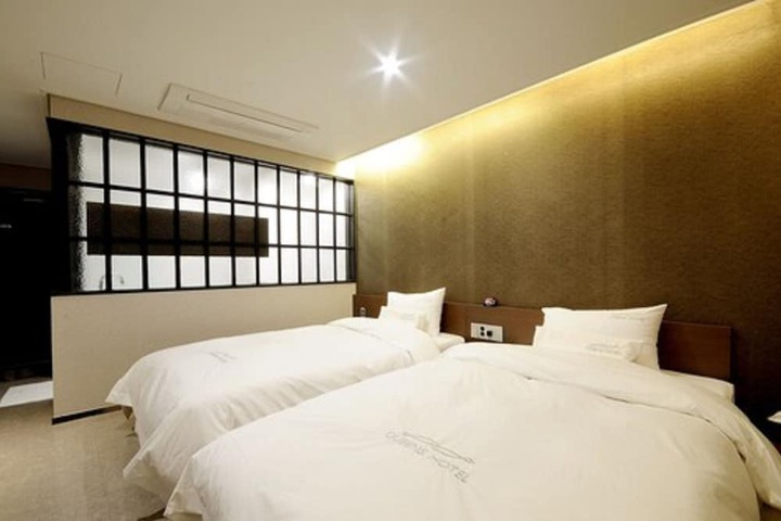 Room 16 of 32