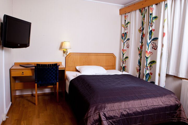 Room 5 of 9
