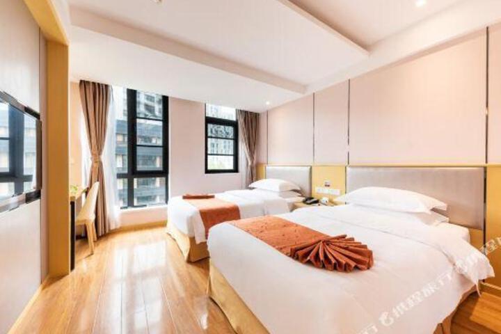 QUEENS PALACE HOTEL