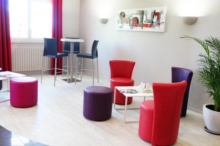 Lounge 6 of 23
