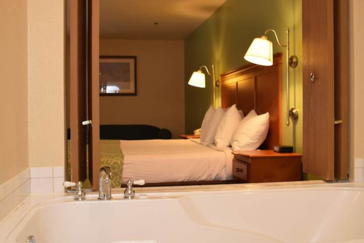 1 King Bed Jetted Tub No Lake View (9 of 16)