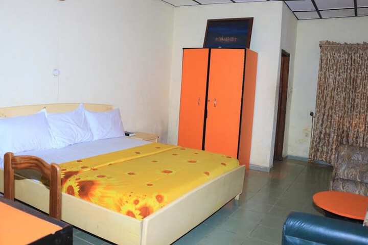 Room 11 of 19