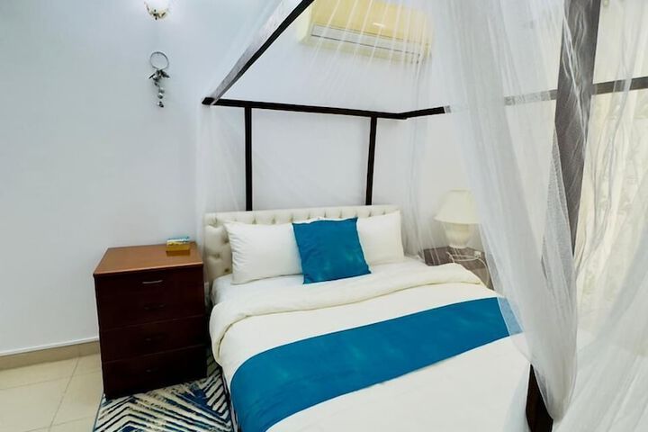 Room 3 of 77