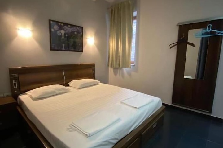 Room 4 of 6