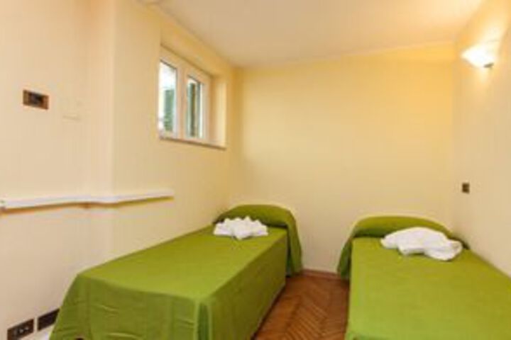 Room 13 of 32