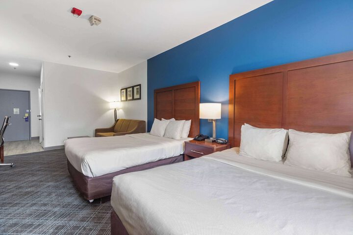 2 Queen Beds (7 of 8)