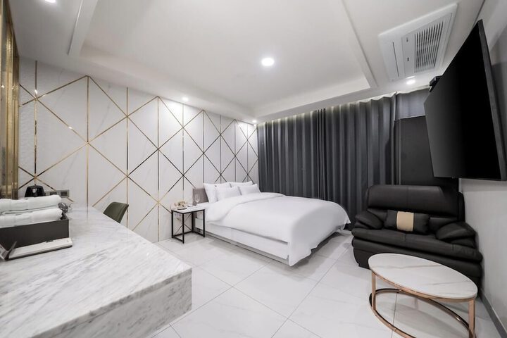 Room 3 of 42