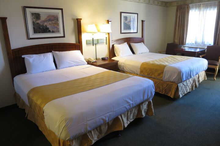 2 Queen Beds (2 of 4)